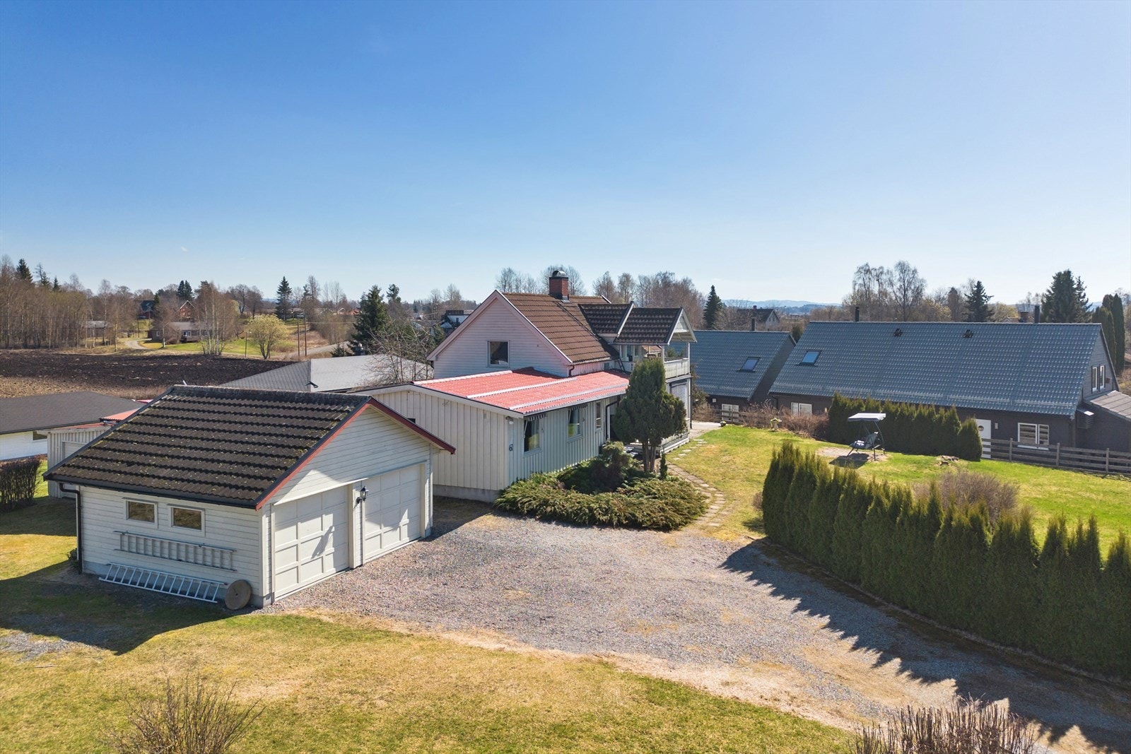 En koselig eiendom på romslig tomt med garasjebygg, enebolig og boder for lagring. Velkommen på visning! Galleribilde