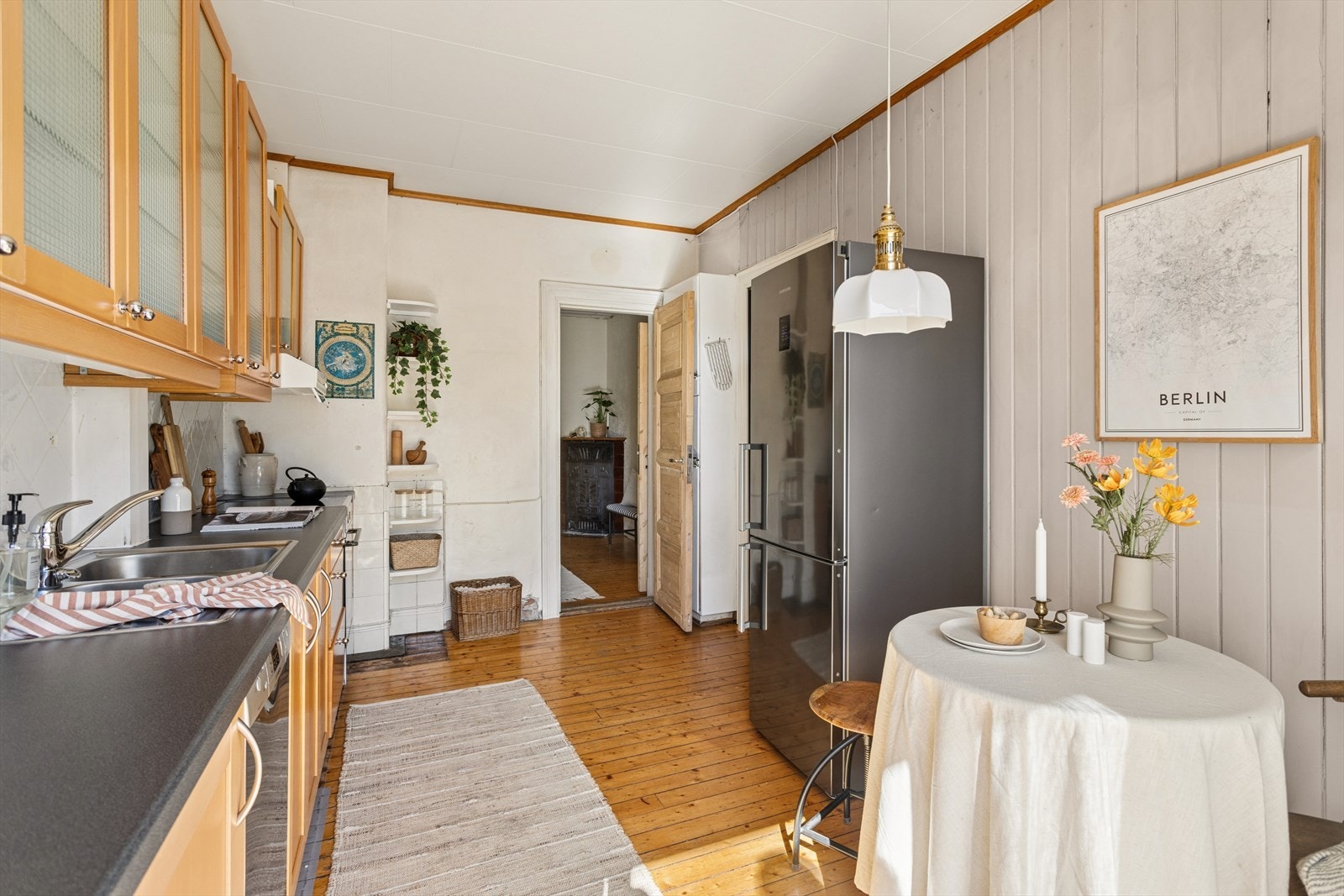 Frittstående hvitevarer består av komfyr, oppvaskmaskin og kjøl-/fryseskap. Galleribilde
