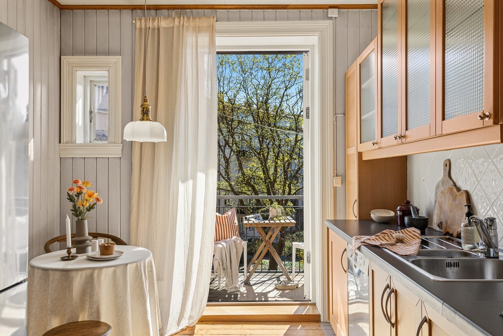 Det er utgang til en østvendt balkong på ca. 3 kvm som vender ut mot hyggelig og grønn bakgård.
. Galleribilde