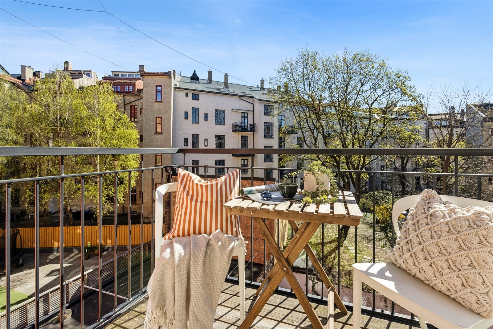 Dette er en gjennomgående leilighet i et attraktivt boområde på St. Hanshaugen med en svært ettertraktet beliggenhet i Colletts gate - rett ved parken. Galleribilde