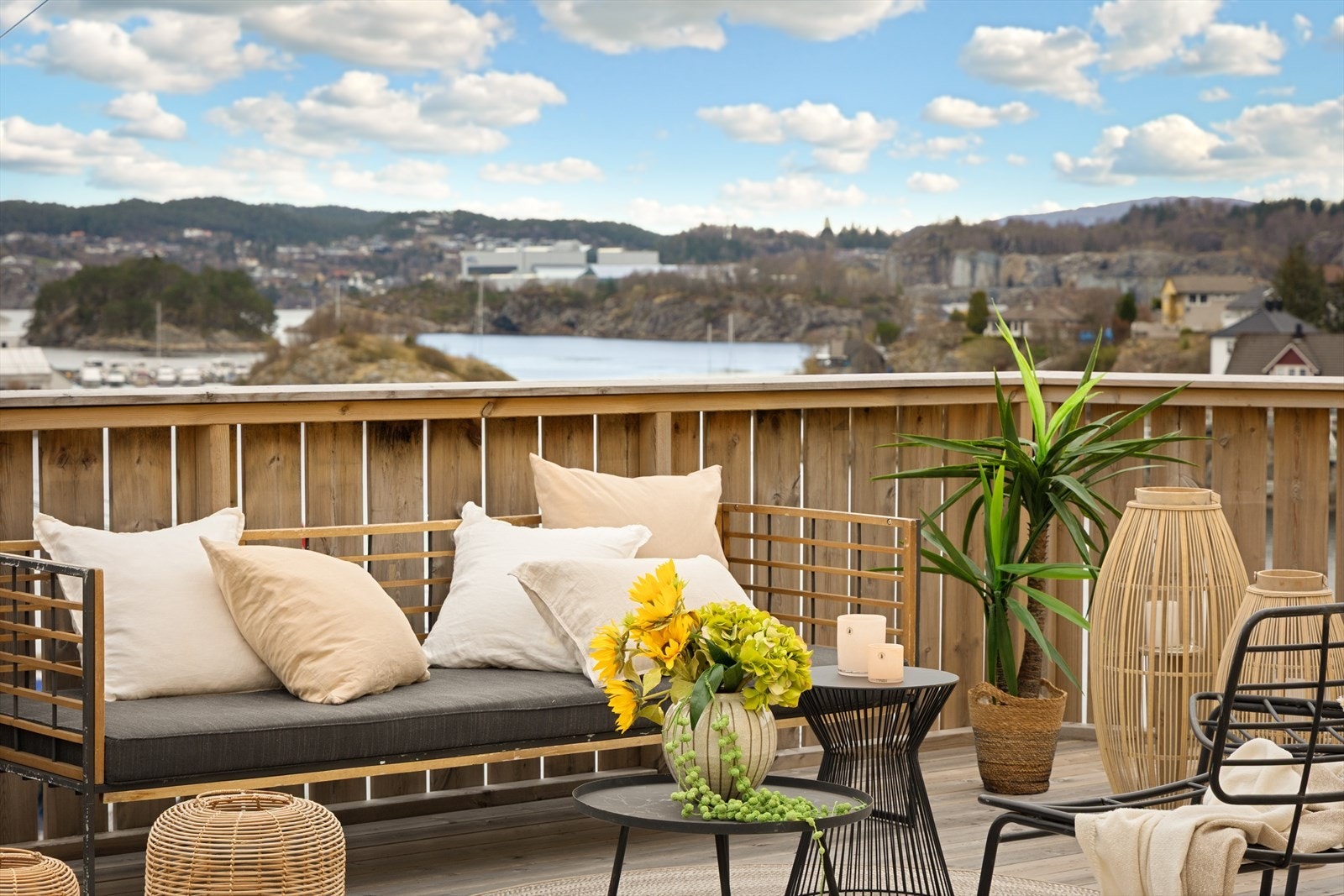 Fra stue er det utgang til en flott terrasse oppført sammen med tilbygget. Galleribilde