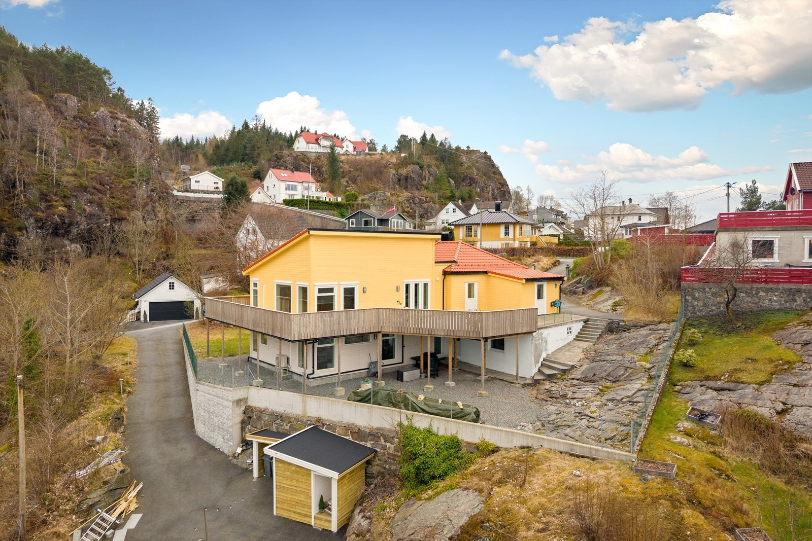 Eiendommen er nylig oppmålt og tomtegrenser er tydelig markert. Galleribilde