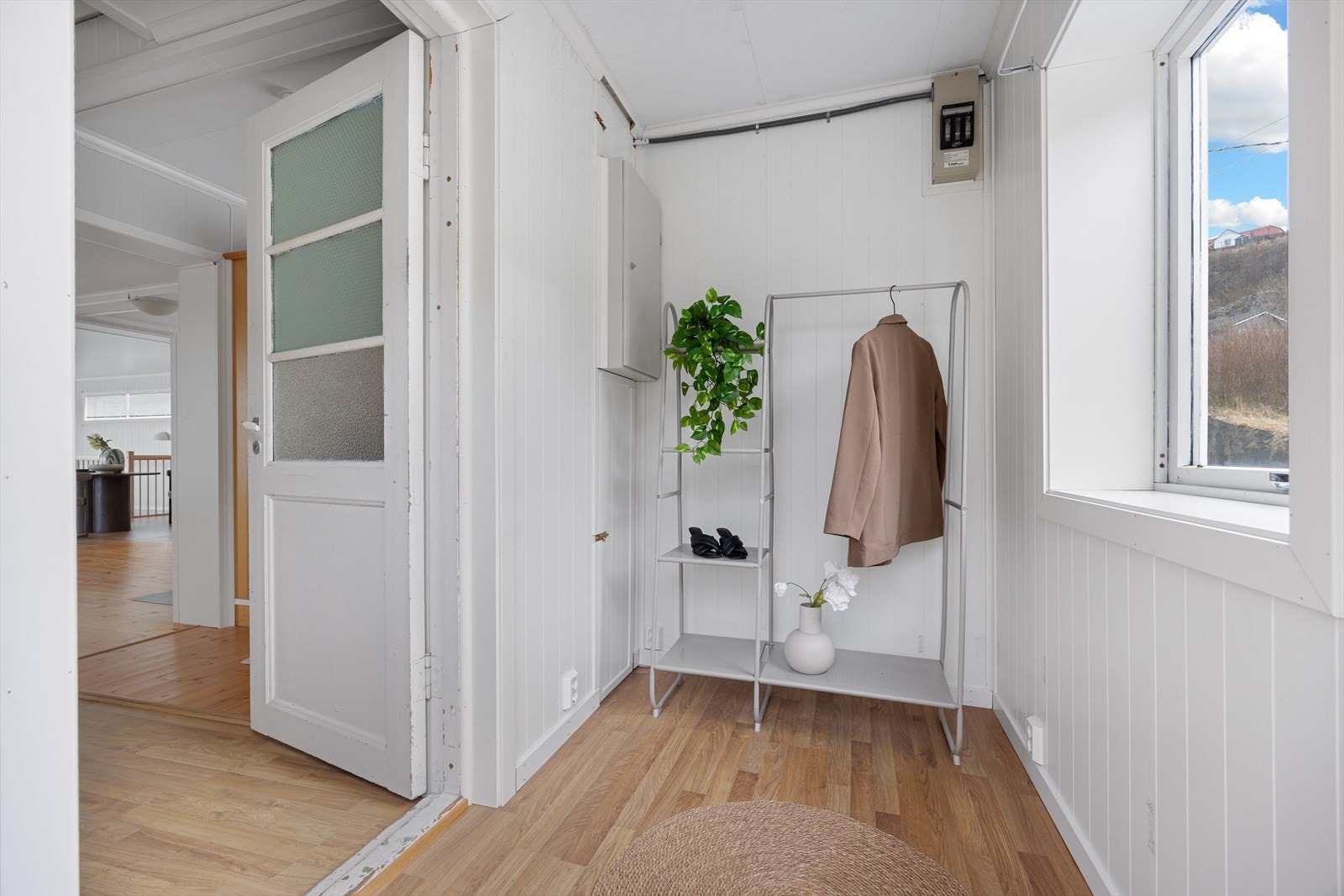 Velkommen inn i en romslig entré med mulighet til å henge fra seg det man måtte ønske av yttertøy og sko. Galleribilde