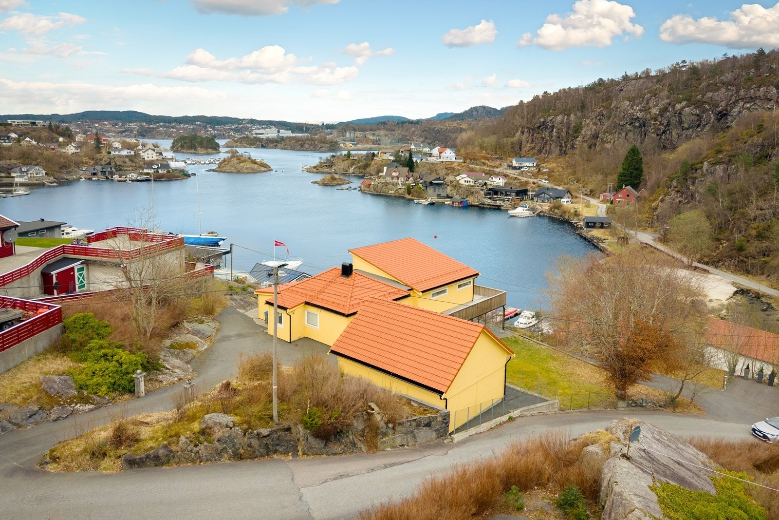 Boligen ligger tett på sjø i naturskjønne omgivelser. Galleribilde