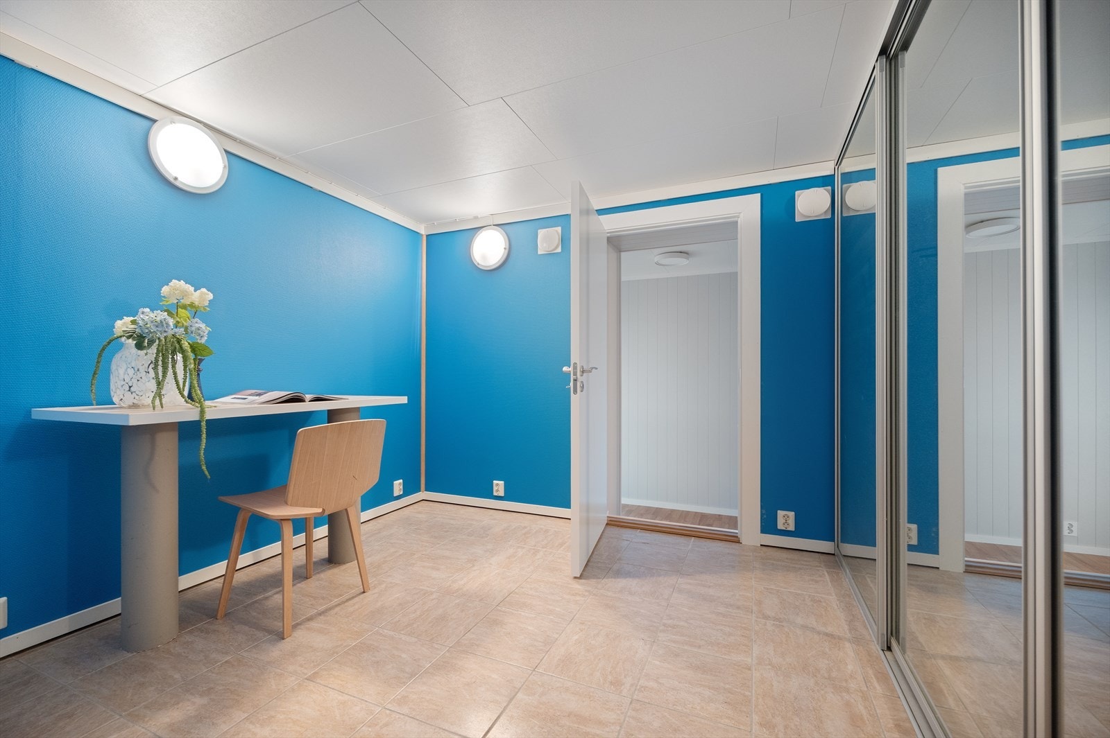 Kontor med gode oppbevaringsmuligheter. Galleribilde