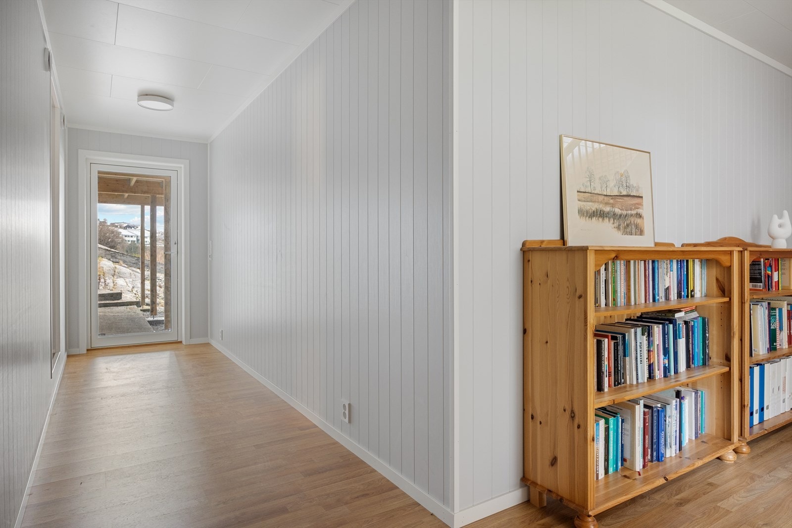 Fra underetasjen er det tilkomst til boligens uteareal og hage. Galleribilde