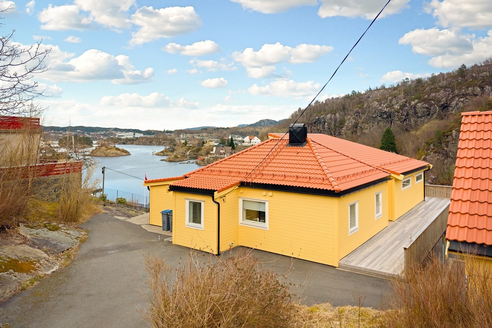 Asfaltert innkjørsel med flere biloppstillingsplasser. Galleribilde