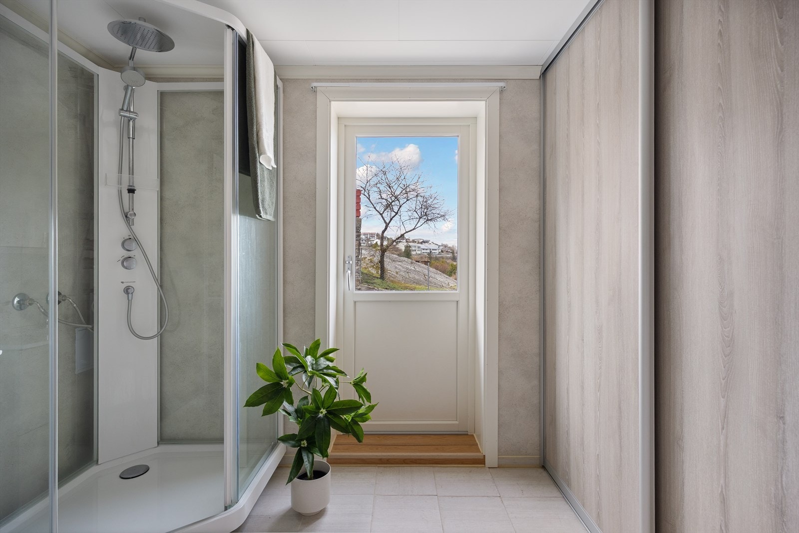 Store skyvedørsgarderober sørger for god oppbevaring på badet. Galleribilde