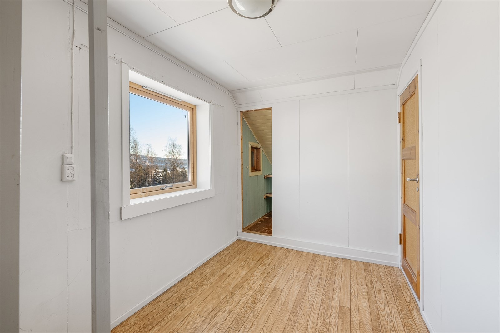 Gangen i 2.etasje har 3-stavs eikeparkett på gulvet og vegger med behandlede plater. Galleribilde