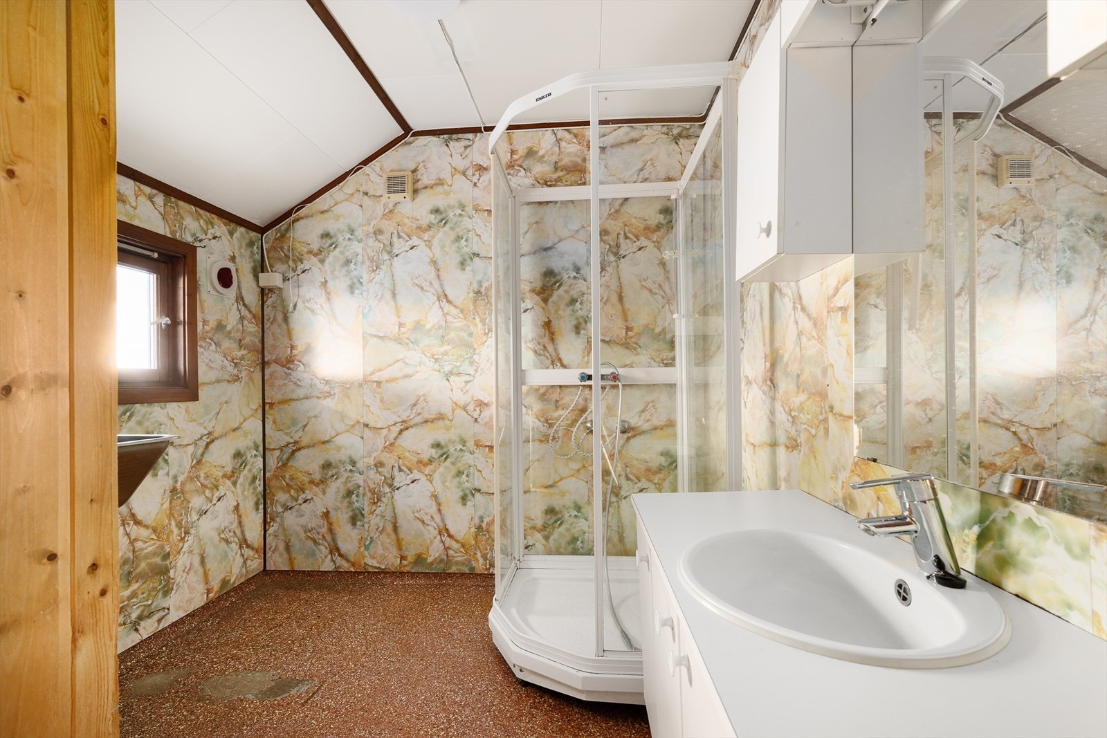 Badet i første etasje er kombinert vaskerom og har gulvvarme. Galleribilde