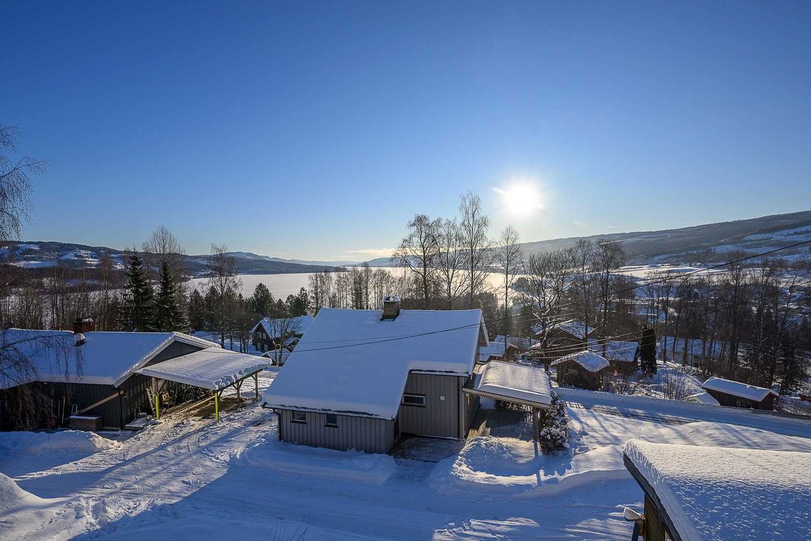 Fra eiendommen er det utsikt over Vingrom og Mjøsa. Galleribilde