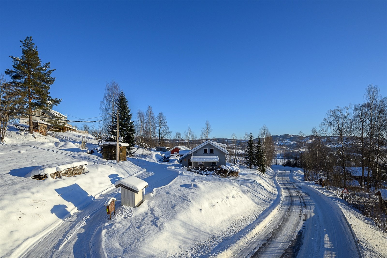 Eiendommen ligger i et område med nærhet til skog og mark, med gode turmuligheter. Galleribilde