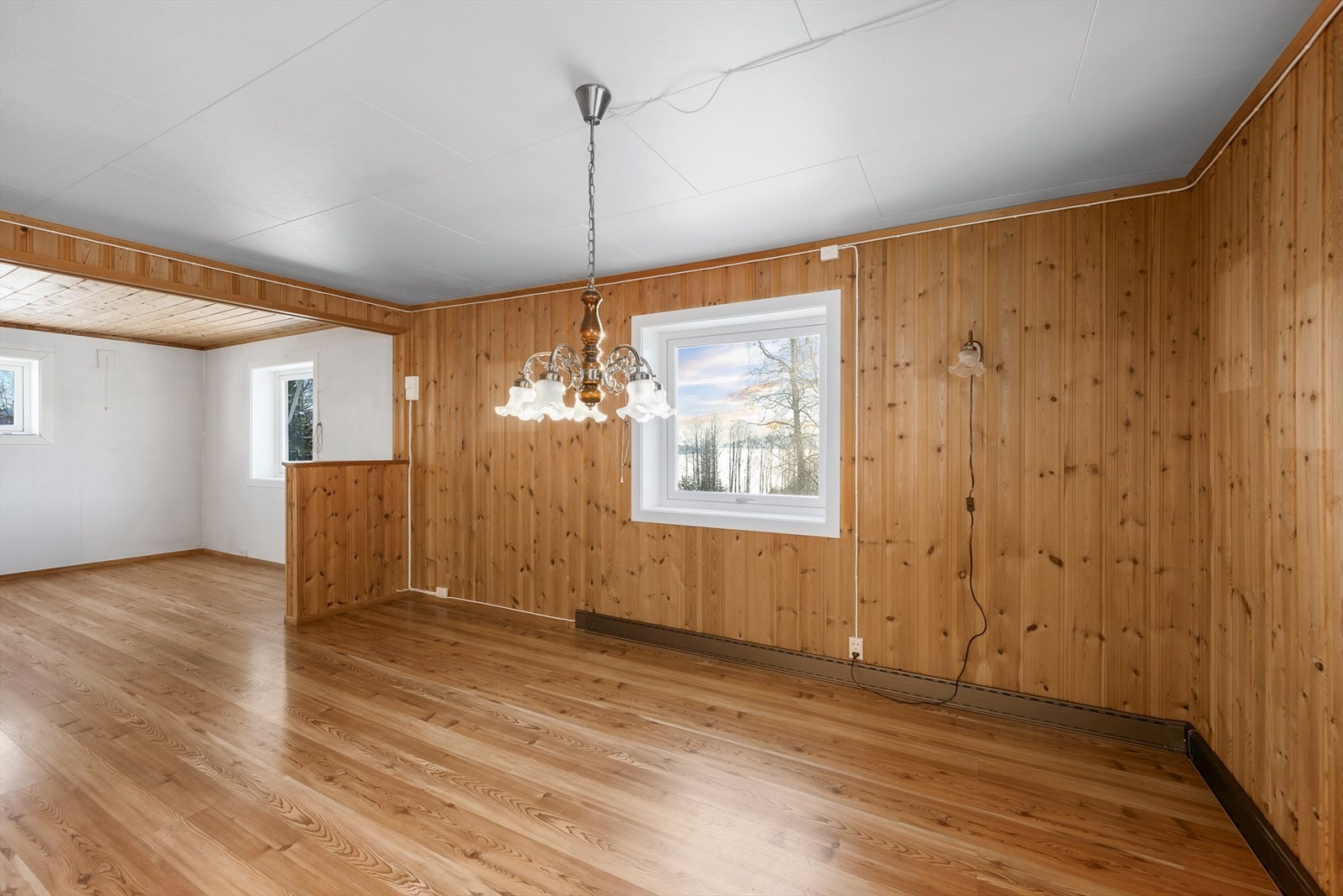 Stuen og spisestuen har en delvis åpen løsning som gir en god romfølelse. Galleribilde