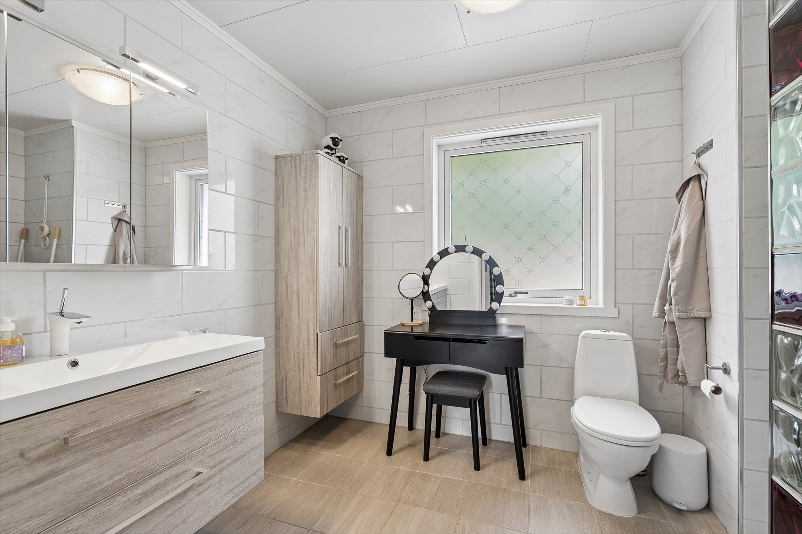 Badet har flislagte overflater og dusjnisje. Nydelige harmoniske farger. Galleribilde
