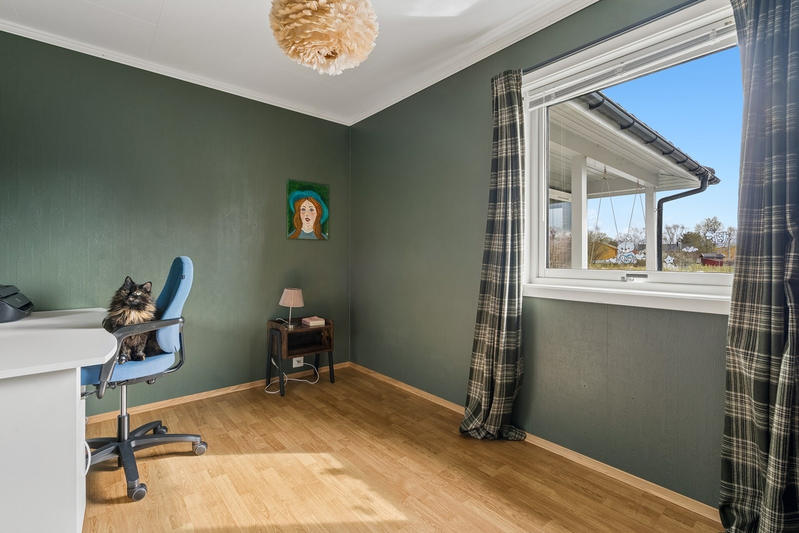 Kontor har parkettgulv og malte vegger, noe som gir en praktisk og holdbar overflate. Galleribilde