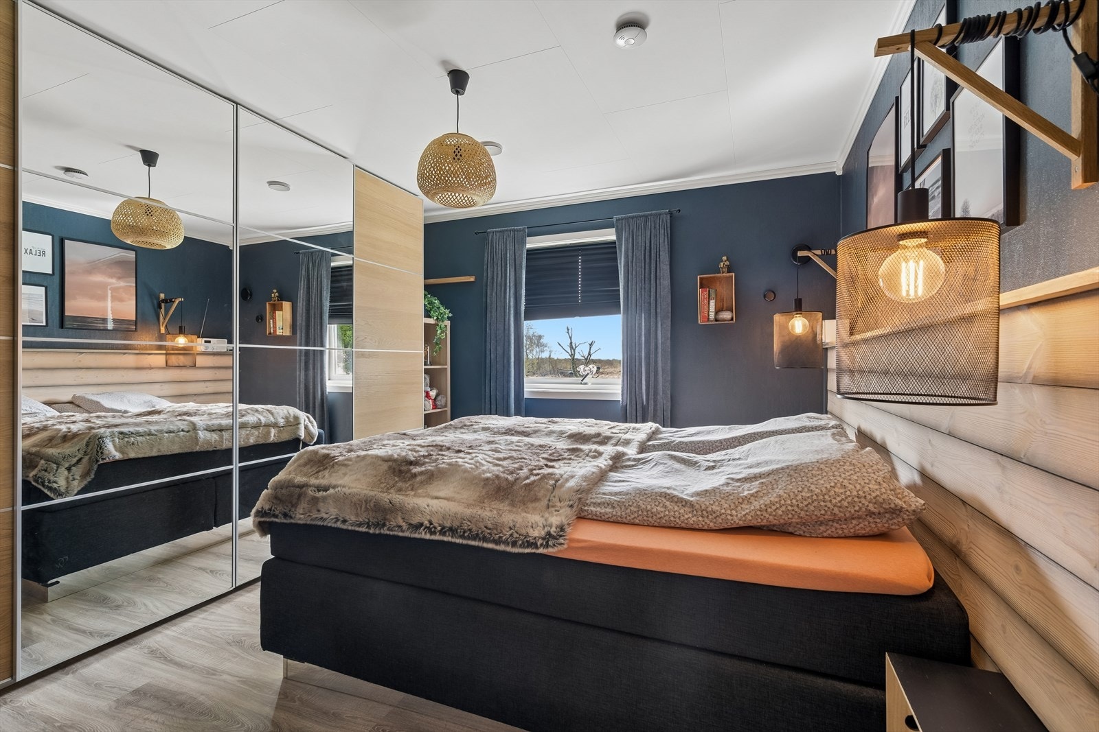 Hovedsoverommet har stor skyvedørsgarderobe for effektiv oppbevaring. Galleribilde