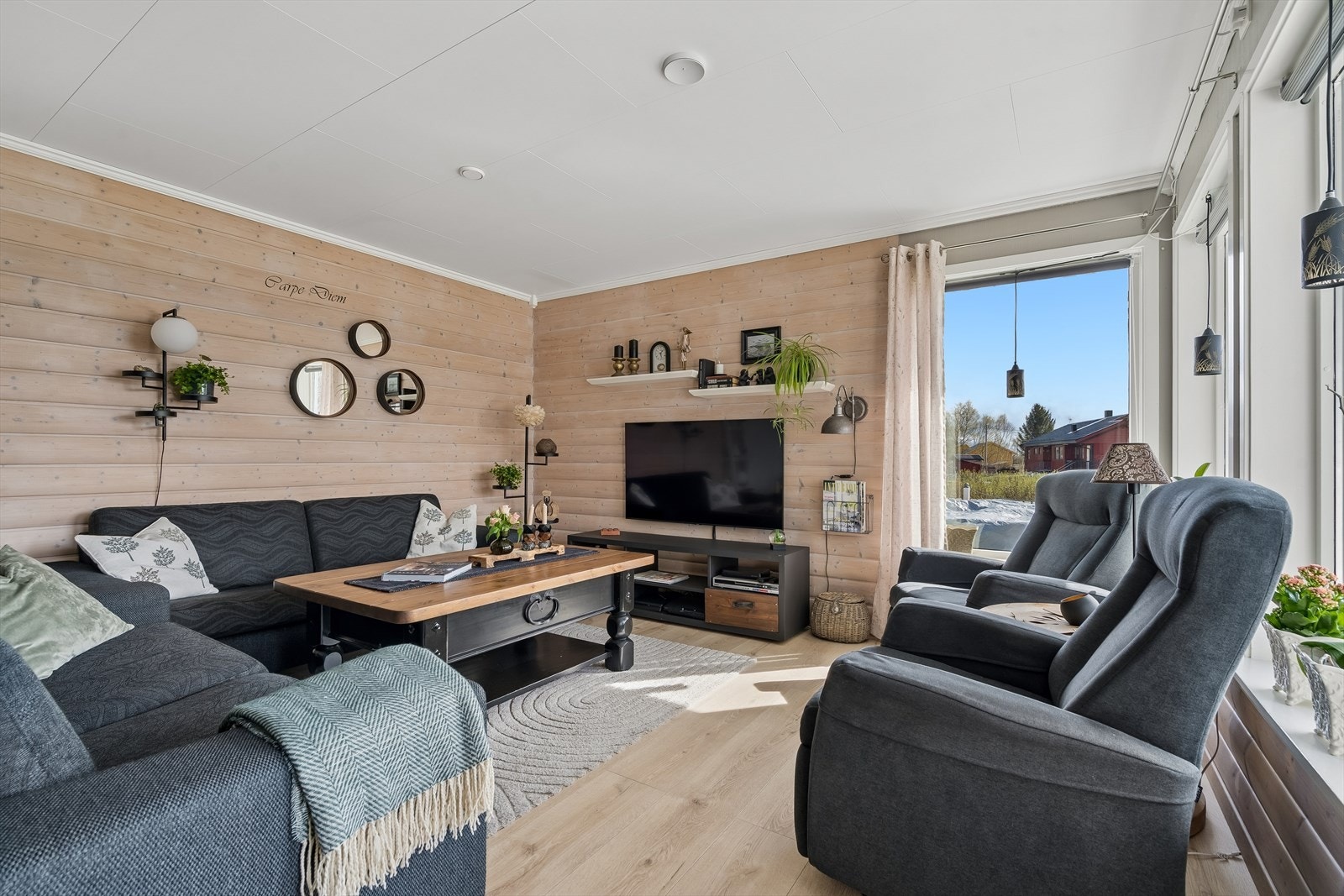 Fra stuen er det godt med lysinnslipp og direkte utgang til terrasse og uteområde. Galleribilde