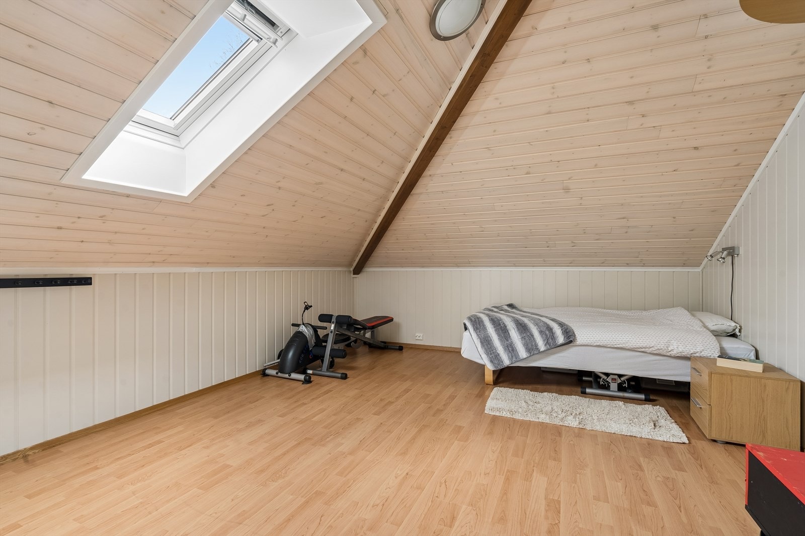 Dette rommet har gulv med parkett og skråtak med takvindu som skaper en hyggelig atmosfære. Galleribilde