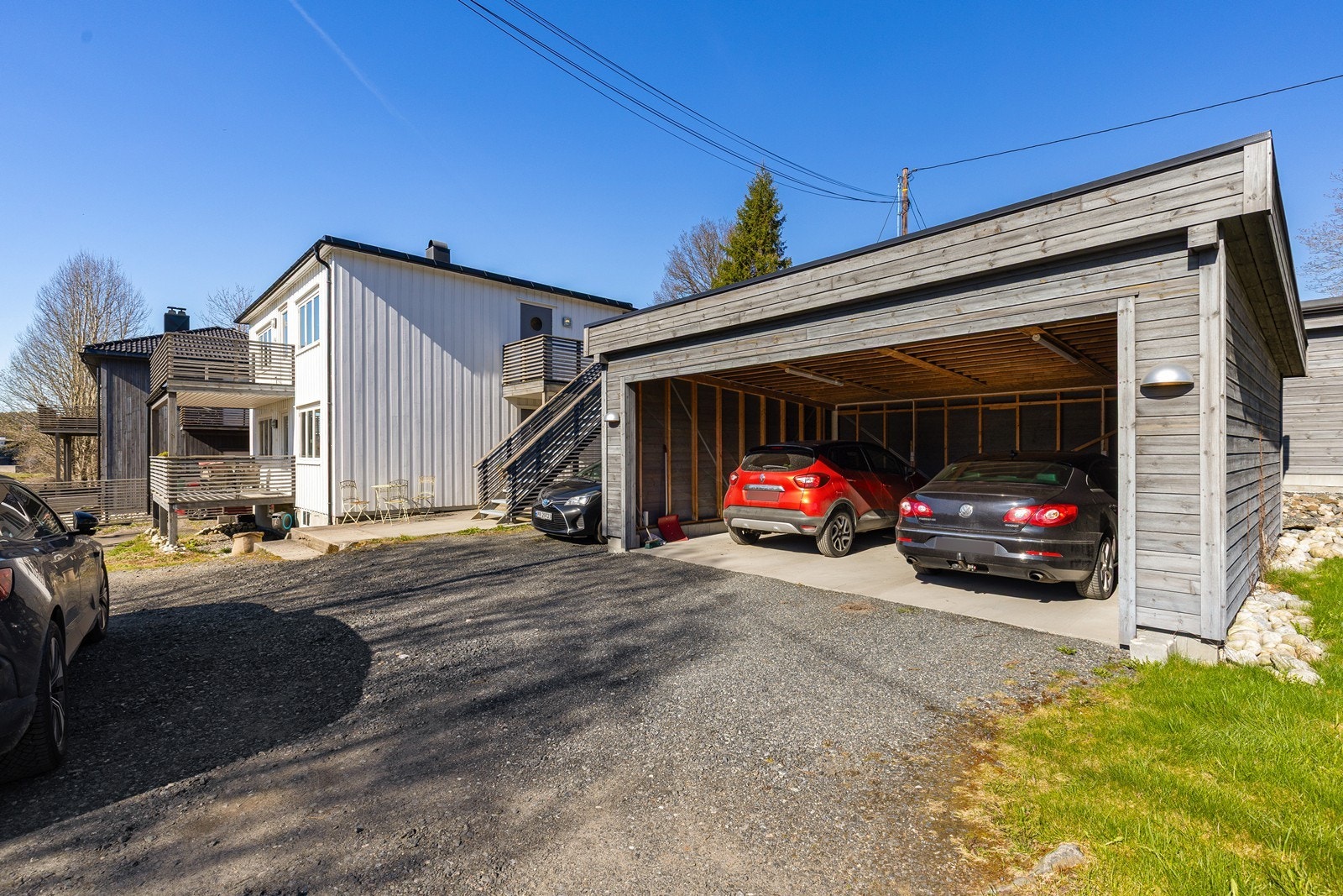 Romslig carport med lys og strøm. Plassen til høyre er for den aktuelle seksjonen. Galleribilde