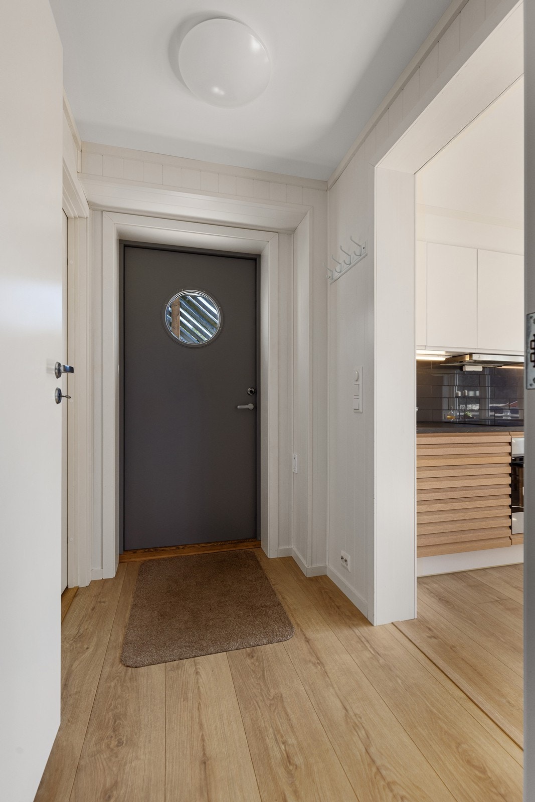Fra entréen er det adkomst til praktisk innvendig bod for lagring Galleribilde
