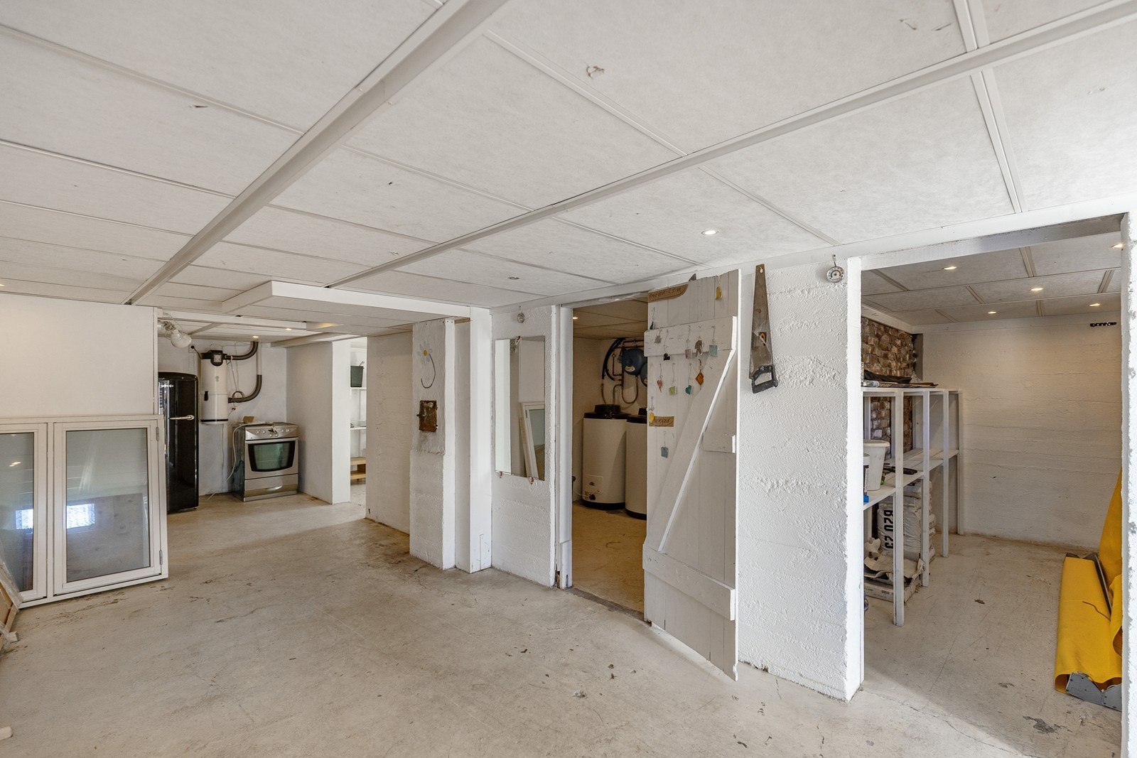 Kjelleren er av fin størrelse og består av fellesområde i tillegg til dedikert bodareal for de 2 seksjonene Galleribilde