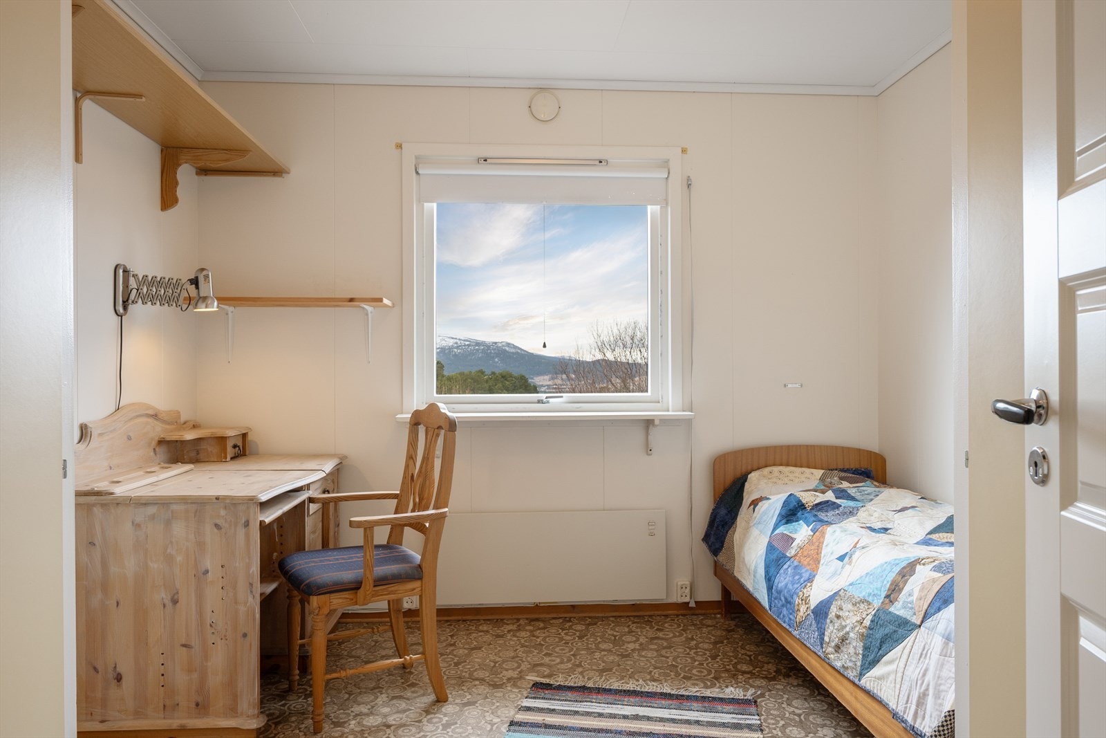 Soverom med plass til seng og skrivepult. Galleribilde