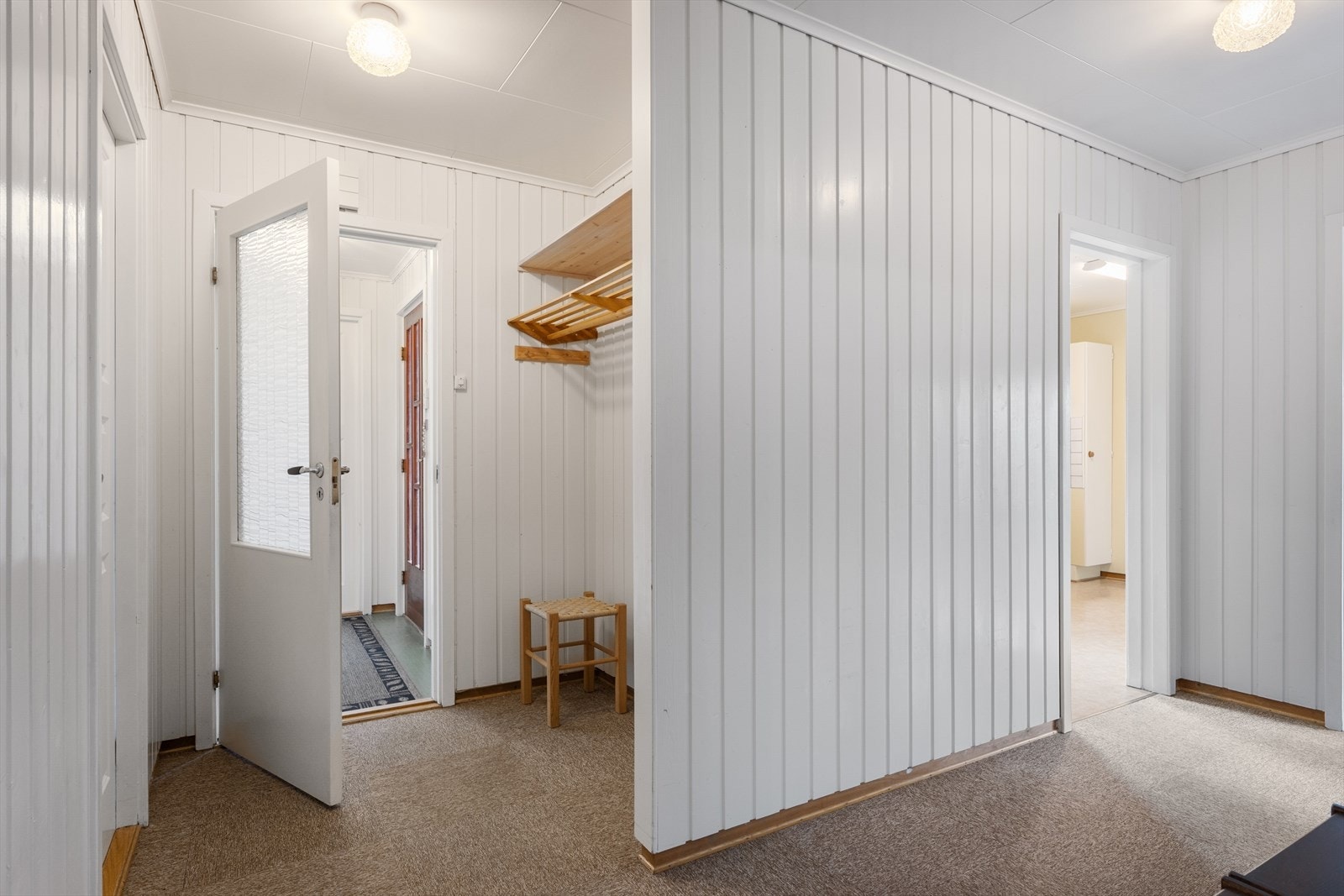Velkommen inn. Fra vindfanget kommer du inn i en romslig entré med god plass til oppbevaring av yttertøy. Galleribilde