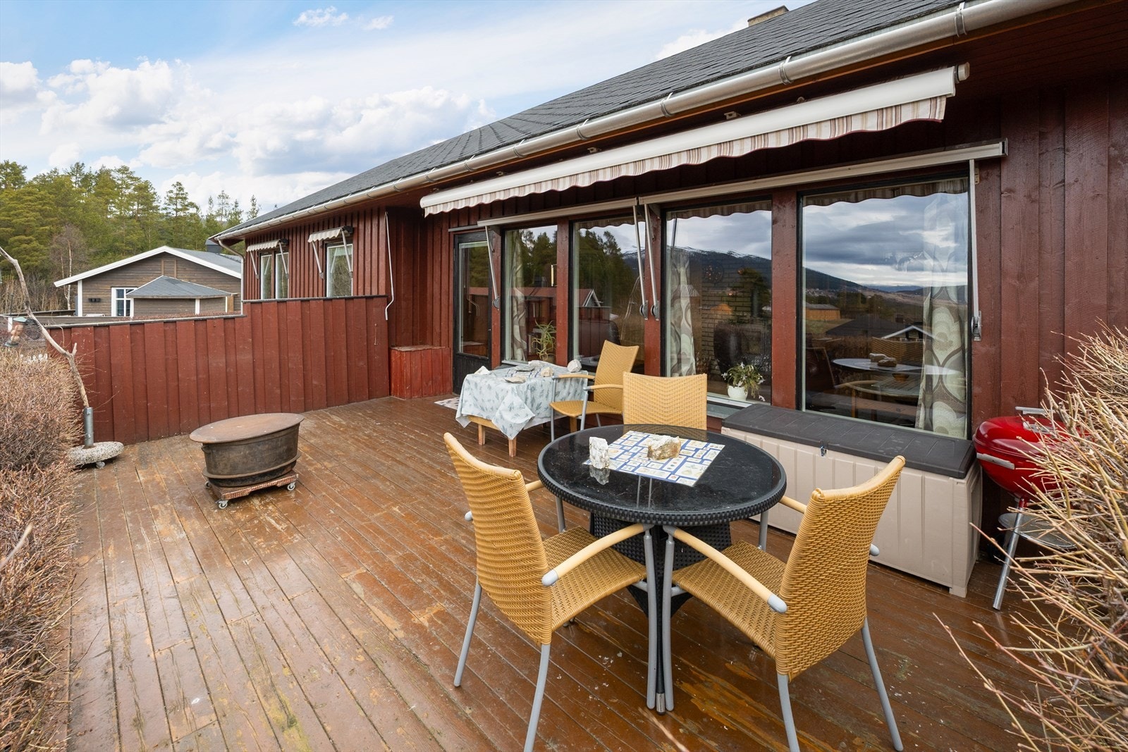 Fra stuen er det utgang til en terrasse på 14 m² med gulv av impregnerte terrassebord. Galleribilde