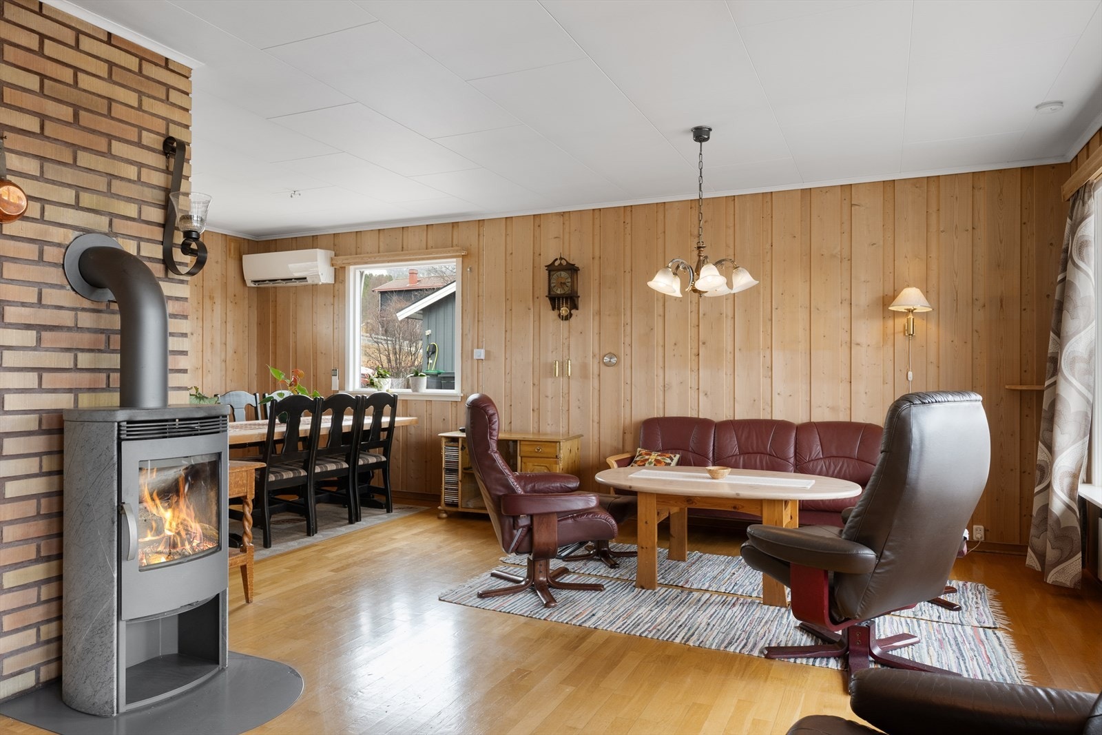 Stuen har en åpen løsning mot spiseplassen, noe som skaper en sosial og luftig sone. Galleribilde