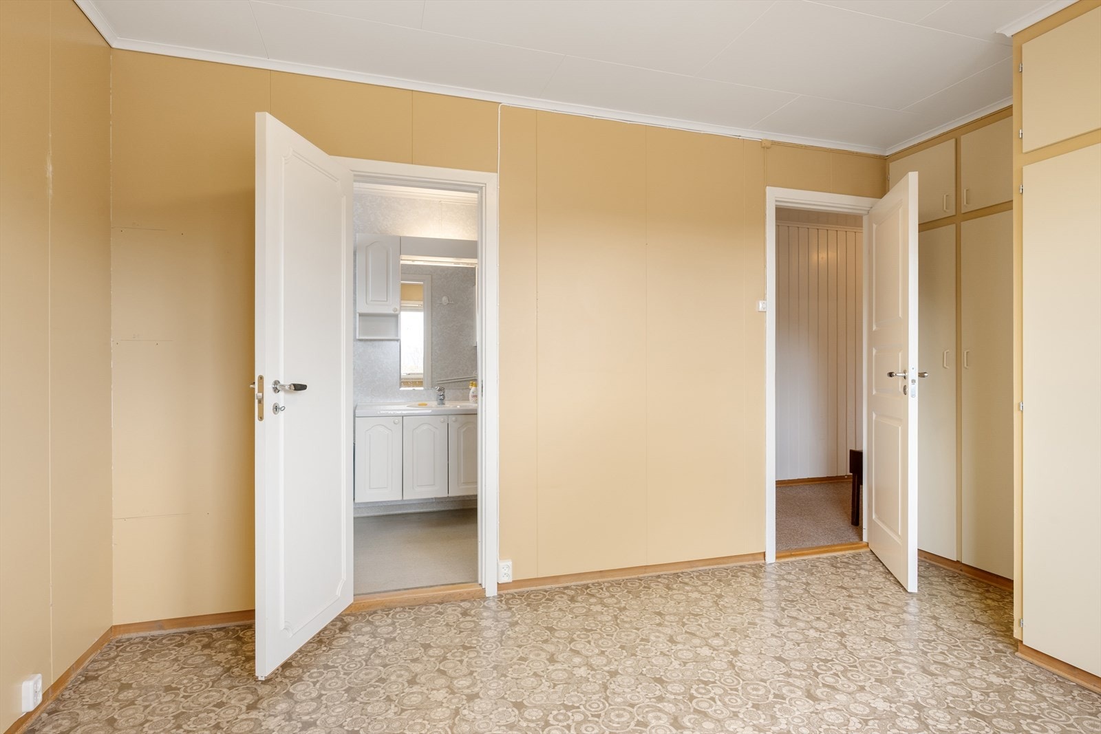 Fra hovedsoverommet har man direkte adkomst til badet. Galleribilde