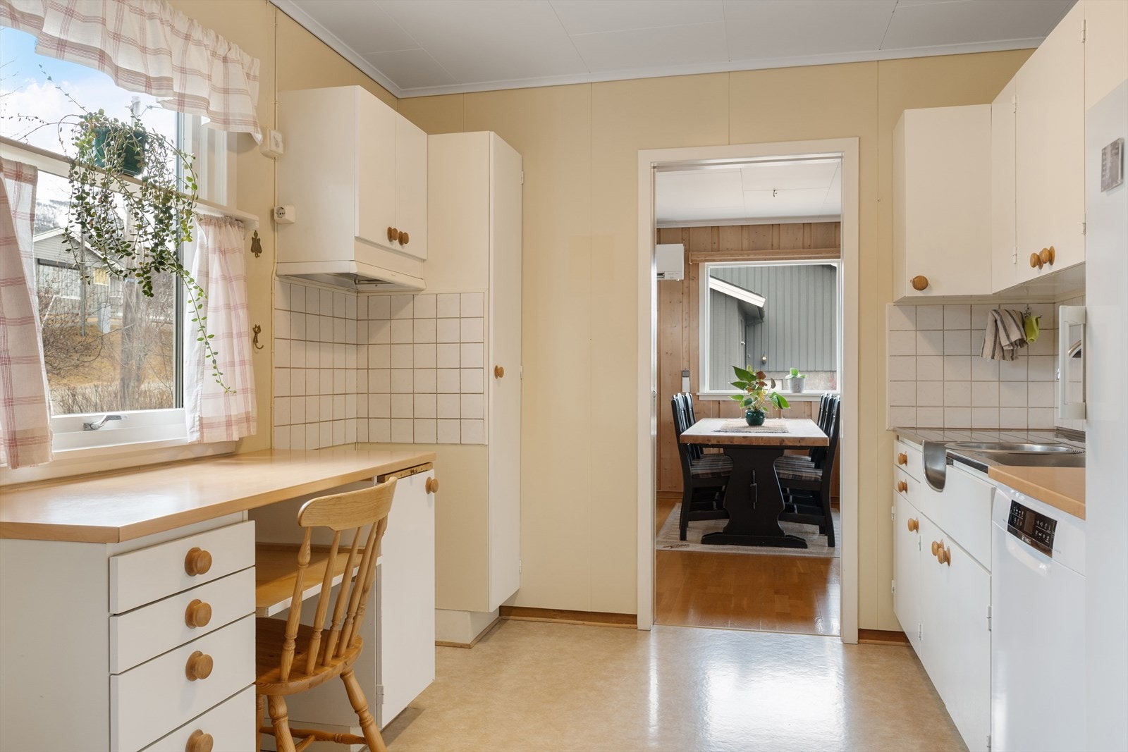 Videre har man adgang til kjøkkenet. Kjøkkenet har en praktisk arbeidsbenk og direkte tilknytning til spisestuen. Galleribilde