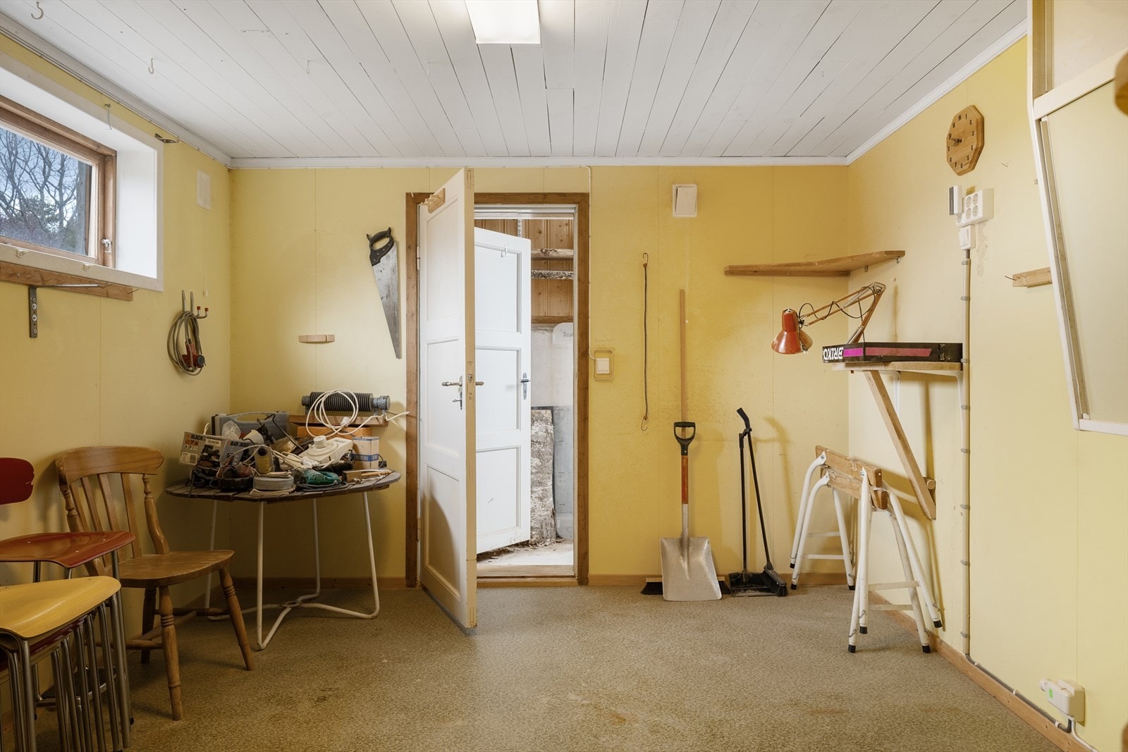 I kjelleren finnes et eget rom brukt som hobbyrom/snekkerbod med god plass for prosjekter. Galleribilde