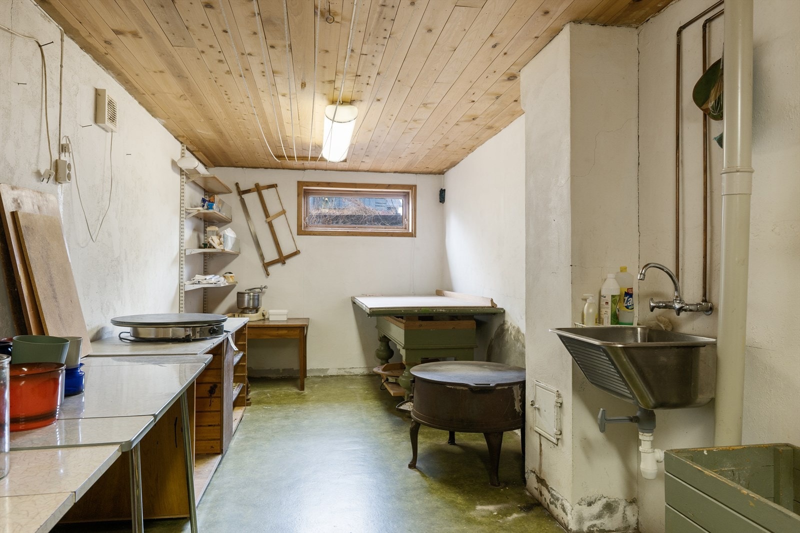 Et stort hobbyrom/bakstrom i kjelleren med innlagt vann og gode arbeidsflater. Galleribilde
