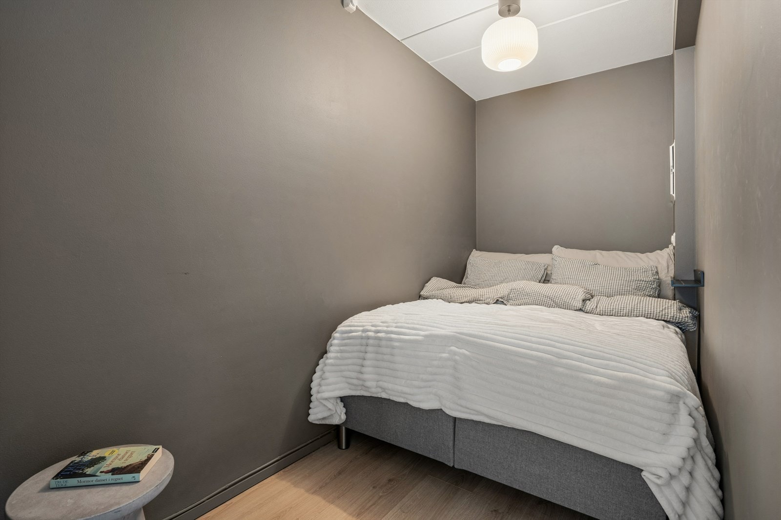 Koselig sovealkove med plass til seng, samt rom for å etablere en egen arbeidsplass eller annen ønsket innredning. Galleribilde