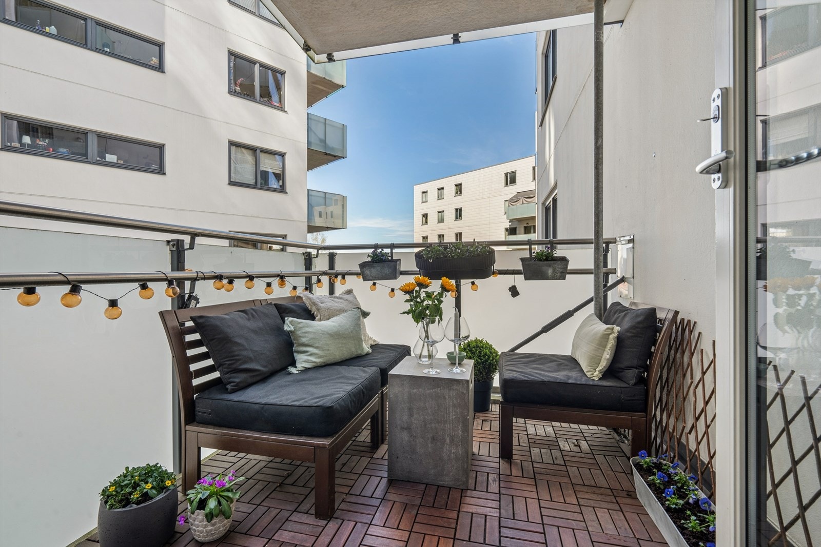 Hyggelig balkong på ca. 6 m² med god plass til utemøbler og rom for å skape en hyggelig uteplass. Galleribilde