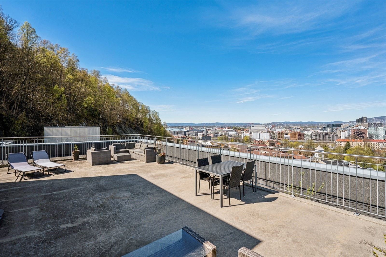 Felles takterrasse med fantastisk utsikt og gode solforhold. Terrassen er godt møblert og et herlig sted å nyte varme sommerdager. Galleribilde