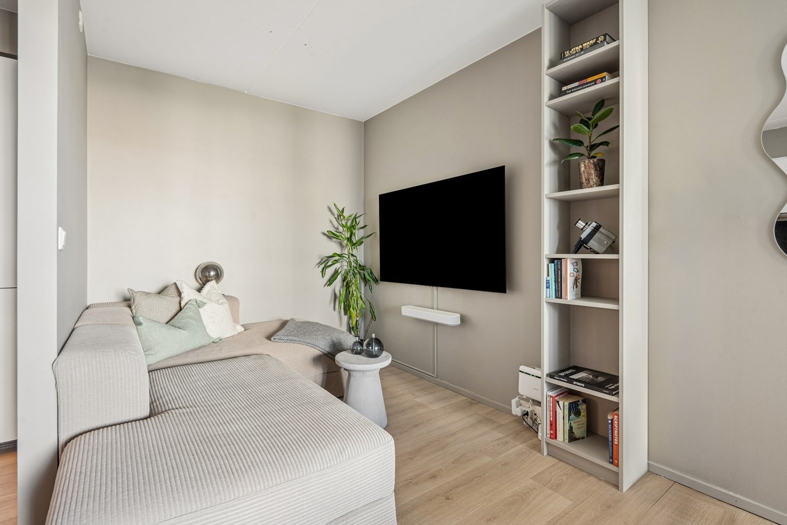 Planløsningen gir en naturlig plassering for både sofagruppe og spisebord. Galleribilde