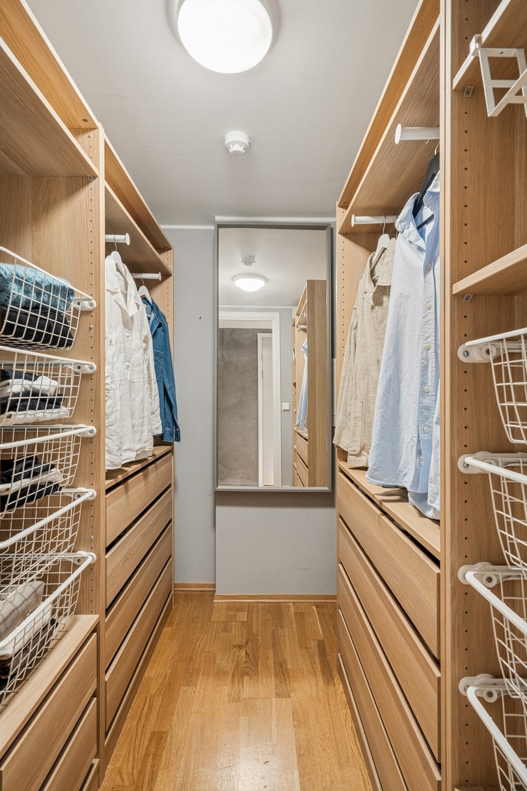 Fra entréen er det adkomst til en romslig walk-in garderobe som gir svært gode oppbevaringsmuligheter for klær og diverse. Galleribilde