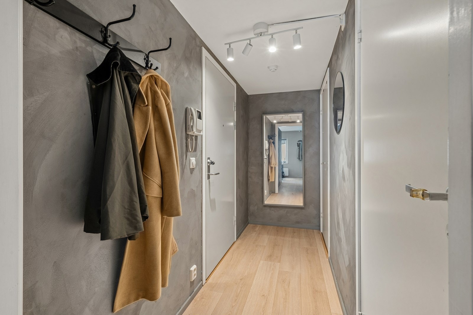Leiligheten ønsker deg velkommen med en praktisk entré med plass til yttertøy og sko. Galleribilde