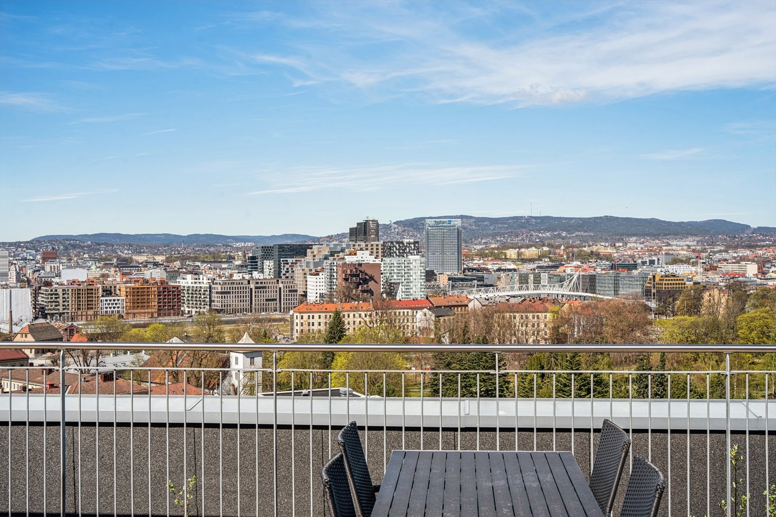 Dette er en moderne og arealeffektiv leilighet i et moderne bygg fra 2008, beliggende i byggets 2. etasje. Bygget har en fantastisk utsikt fra felles takterrasse. Galleribilde