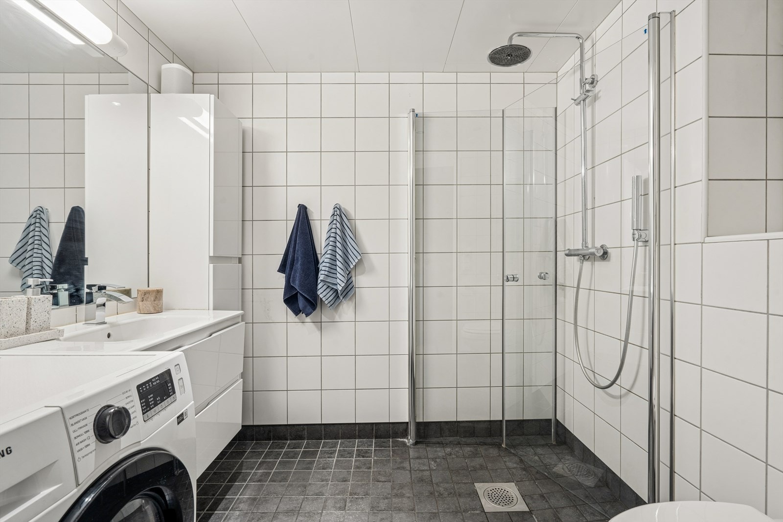 Pent og funksjonelt bad med flislagte overflater og varmekabler. Galleribilde