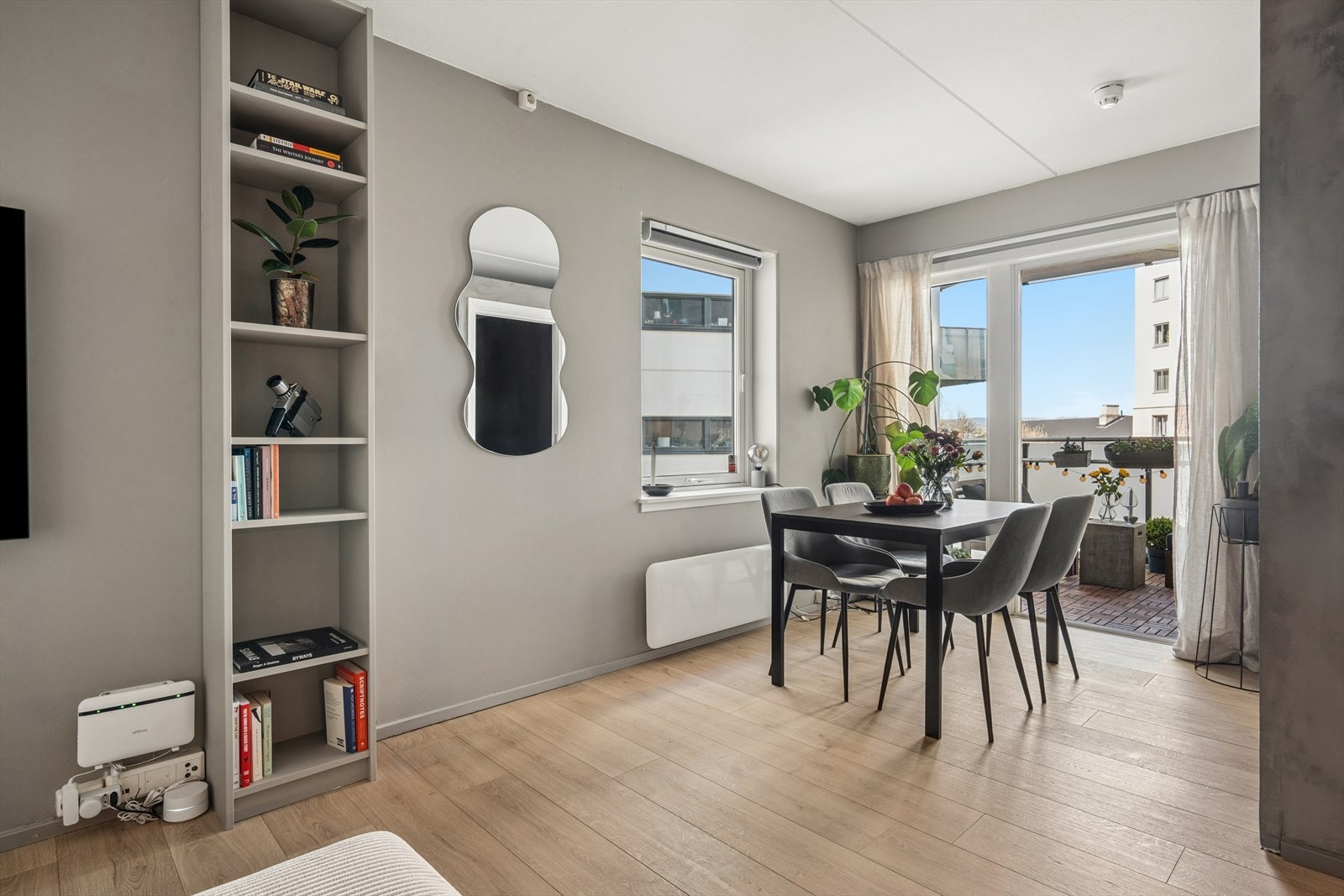 Vindusflatene slipper inn fint naturlig lys, og fra stuen er det utgang til en koselig balkong - Perfekt for rolige morgener og hyggelige kvelder. Galleribilde