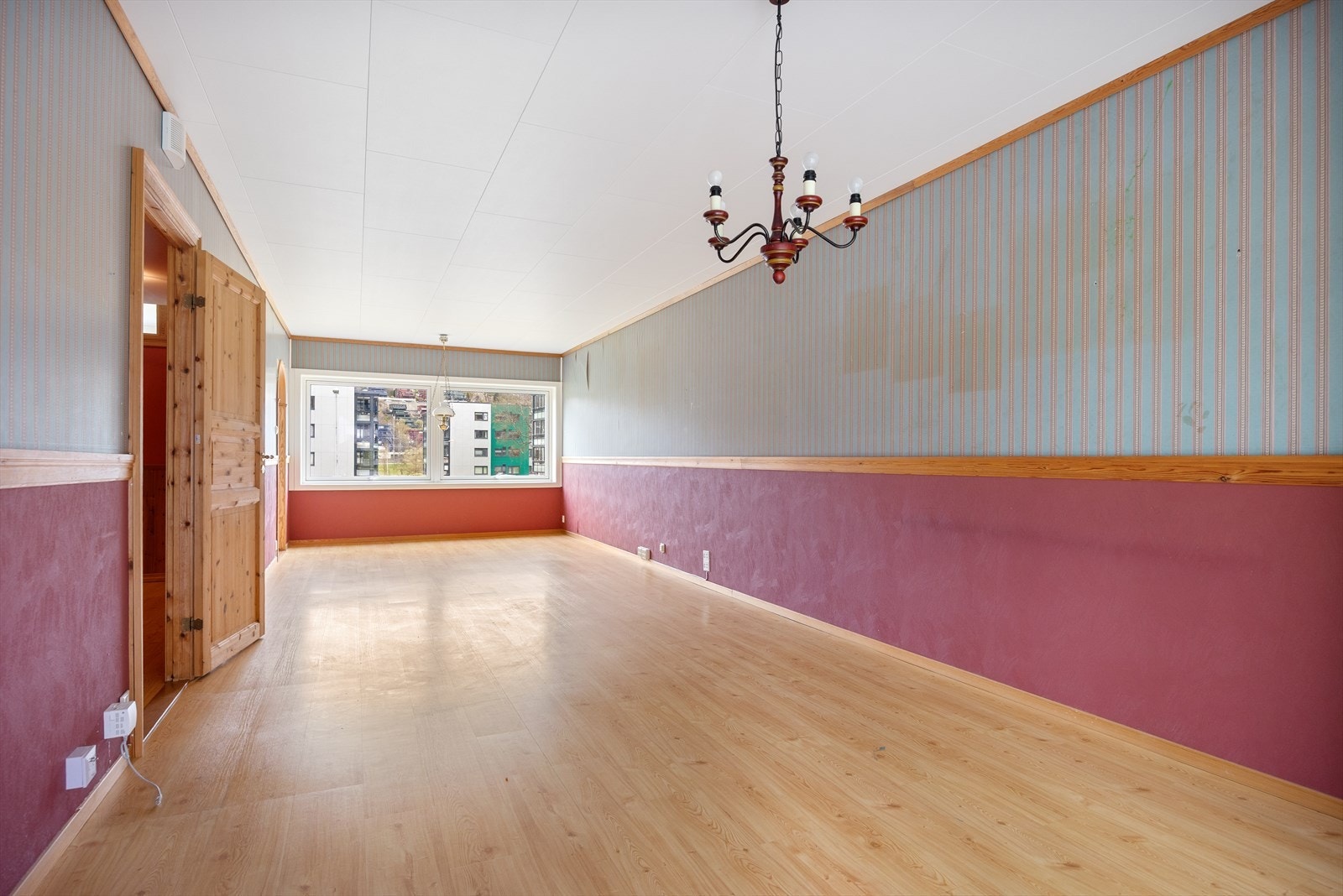 Stuen har god plass til ønsket innredning etter eget ønske. Galleribilde