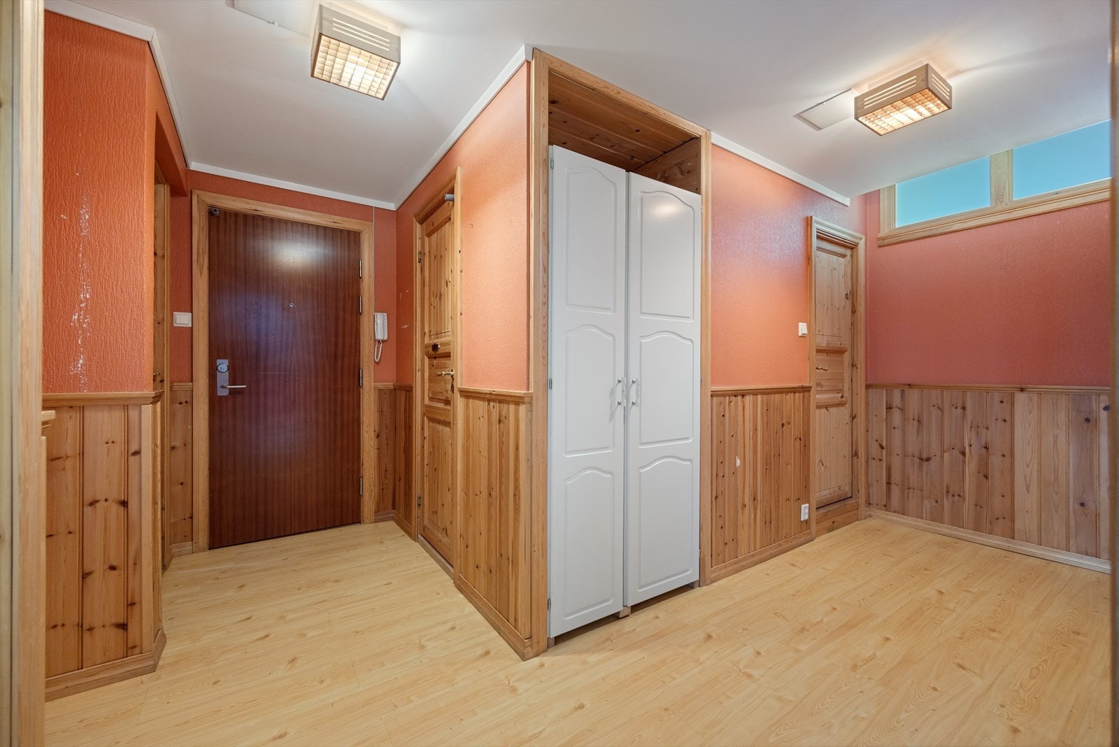 Det er en stor gang på 9,3m². Galleribilde