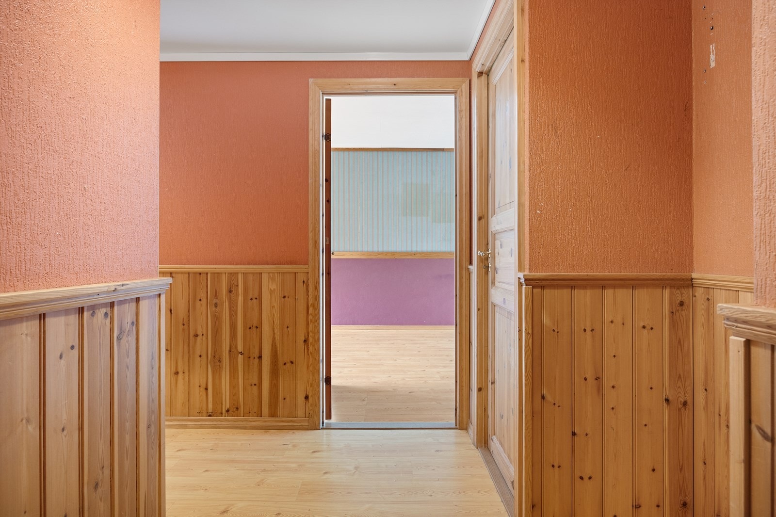 Gangen fører deg videre inn i leiligheten. Galleribilde