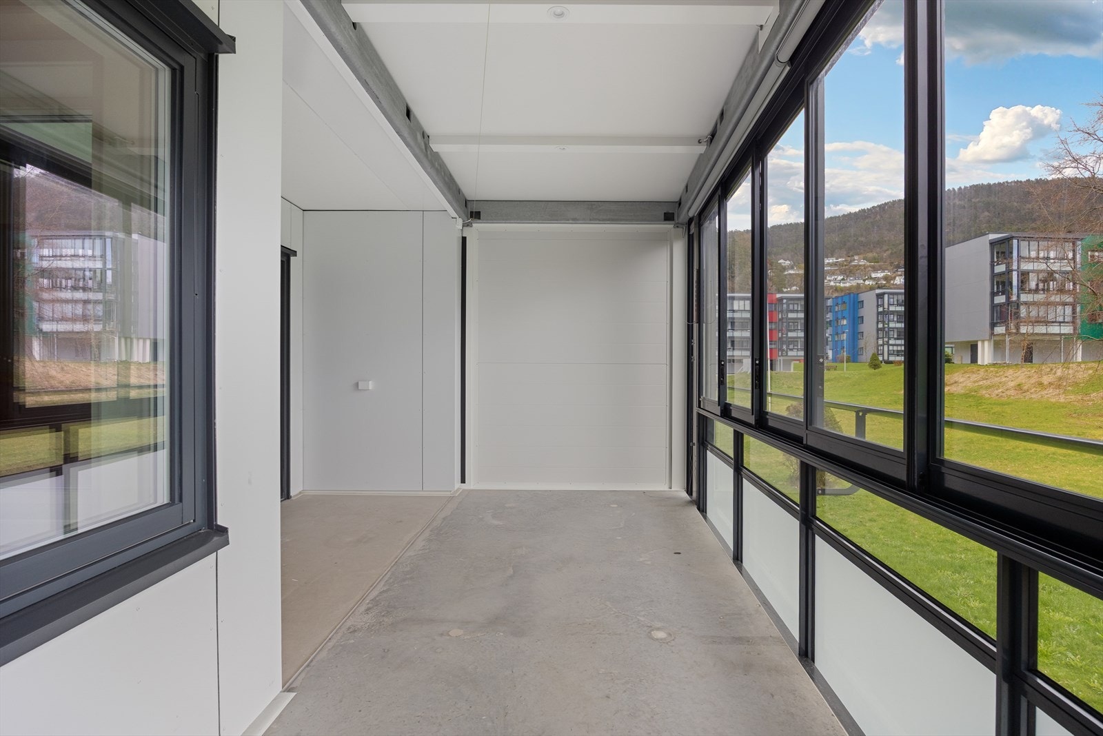 Balkongen er på 15m² med god plass til utemøbler. Galleribilde