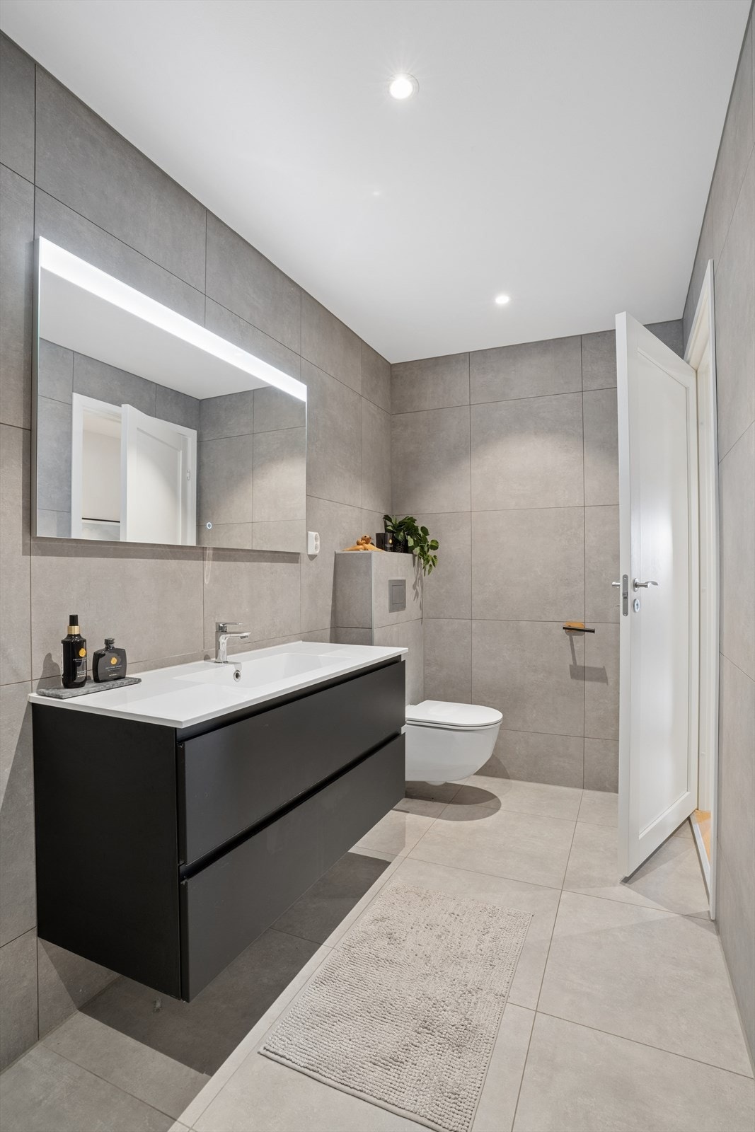 Badet i underetasjen har flislagte overflater, samt elektriske varmekabler i gulvet. Galleribilde