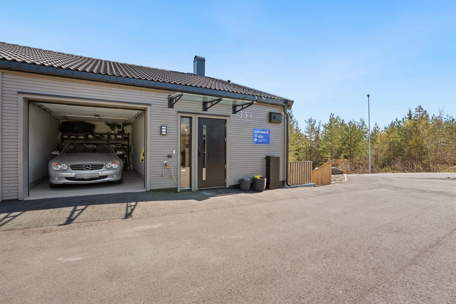 Gårdsplassen er asfaltert med enkel adkomst til både inngangsdør og garasje. Galleribilde