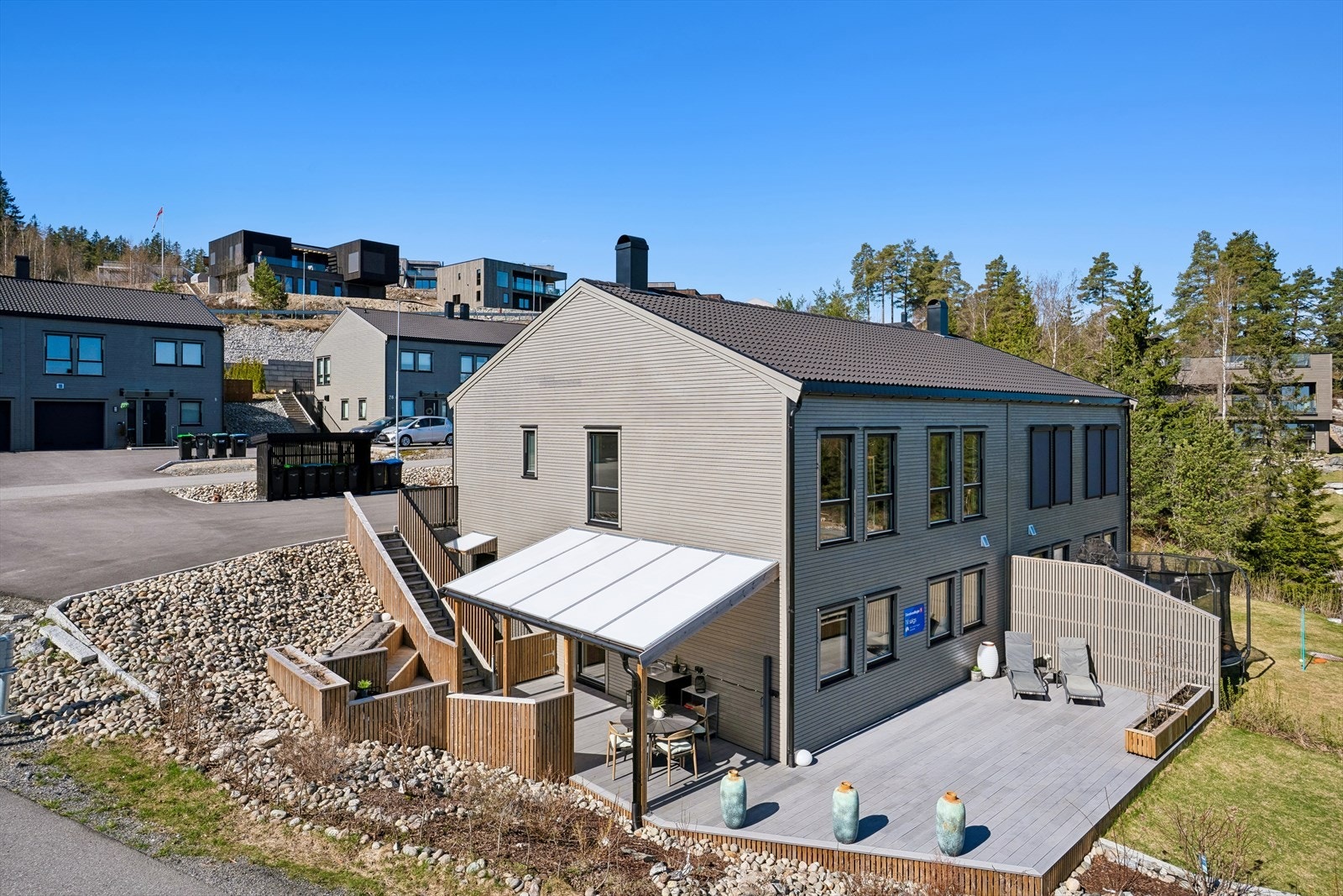 Velkommen til Brådalslia 35A. Boligen har en gjennomgående høy standard og en stor terrasse på hele 61 m² som strekker seg rundt deler av bygget. Foto: EFKT v/ Olafur Kiljan. Galleribilde