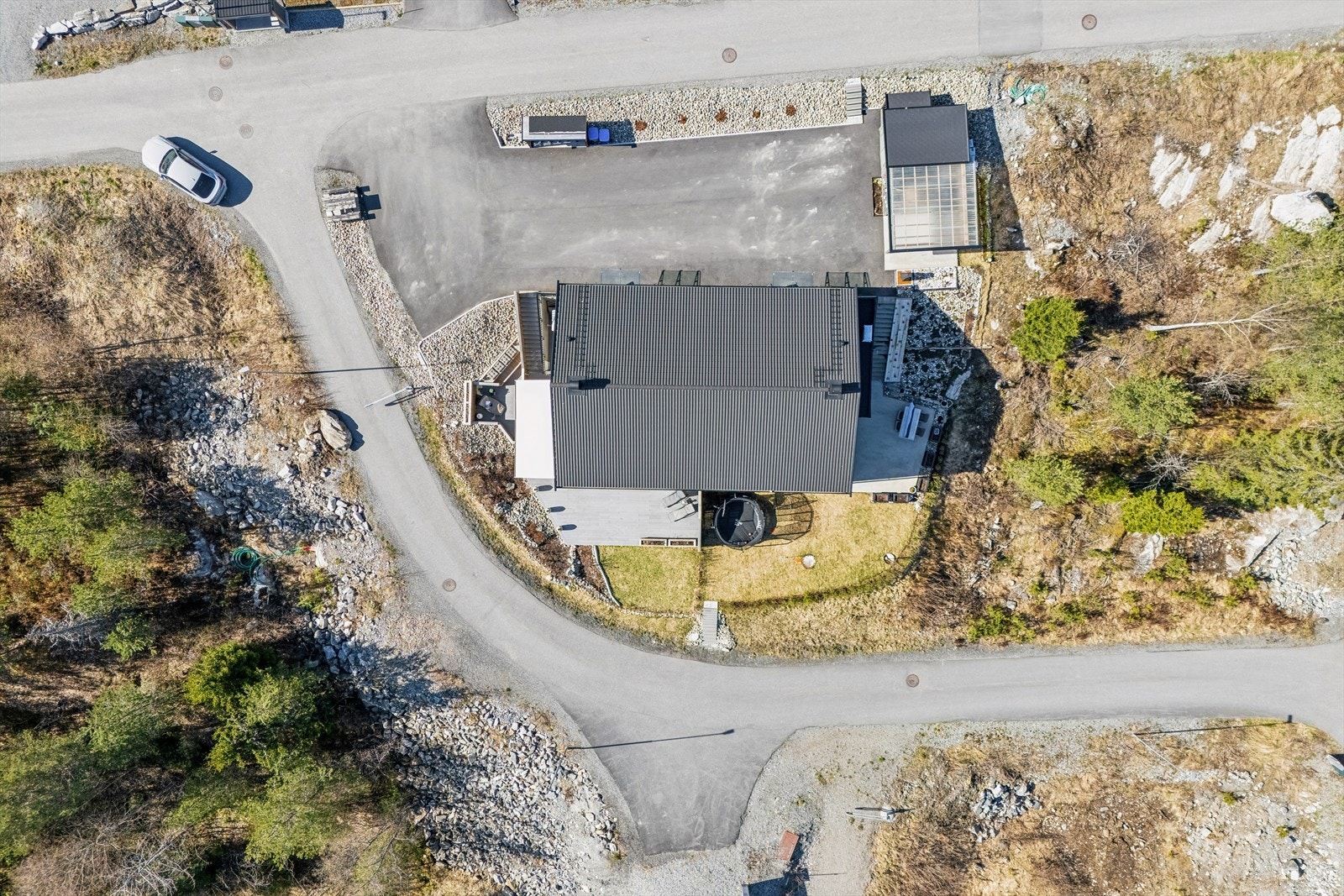 Boligen har en god plassering på tomten med gode sol- og utsiktsforhold. Galleribilde